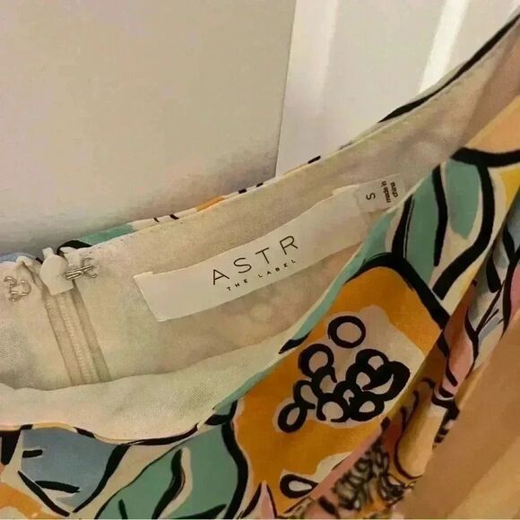 ASTR Talula Dress Tropical Papaya / Flower Dress with Cutouts - Picture 4 of 5